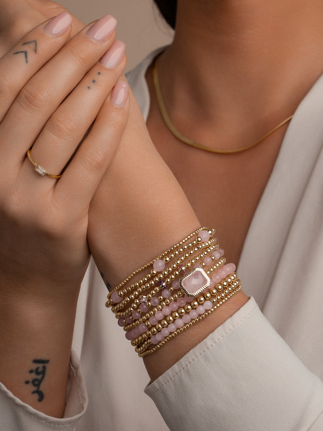 Goudkleurige kralenarmband voor dames met rose quartz edelstenen