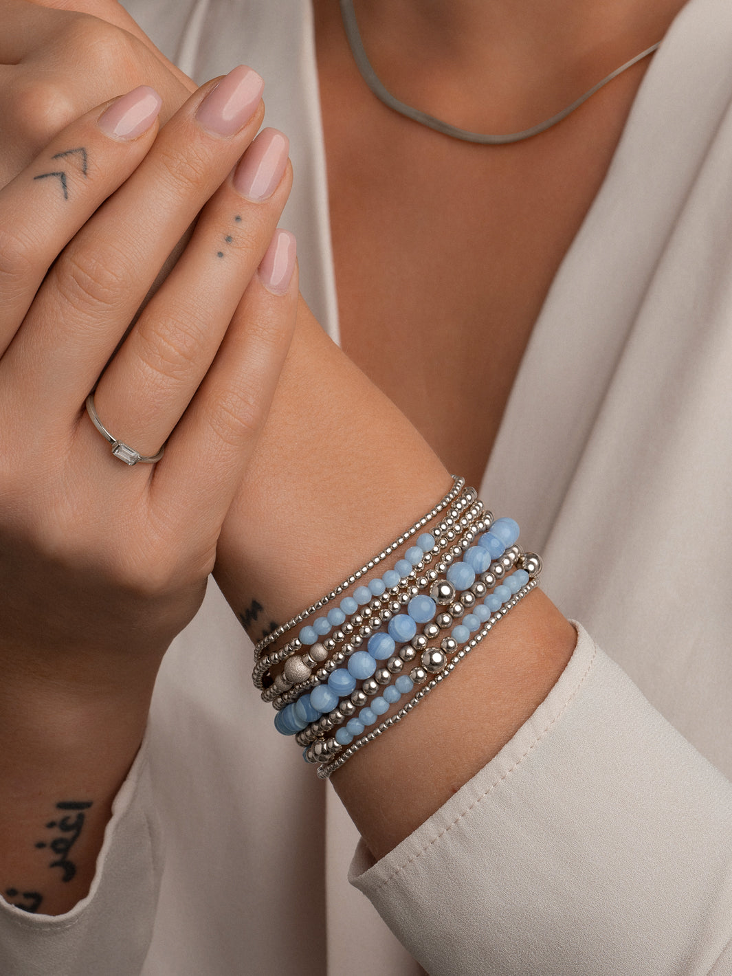 Gouden kralenarmband voor dames met blauwe edelstenen