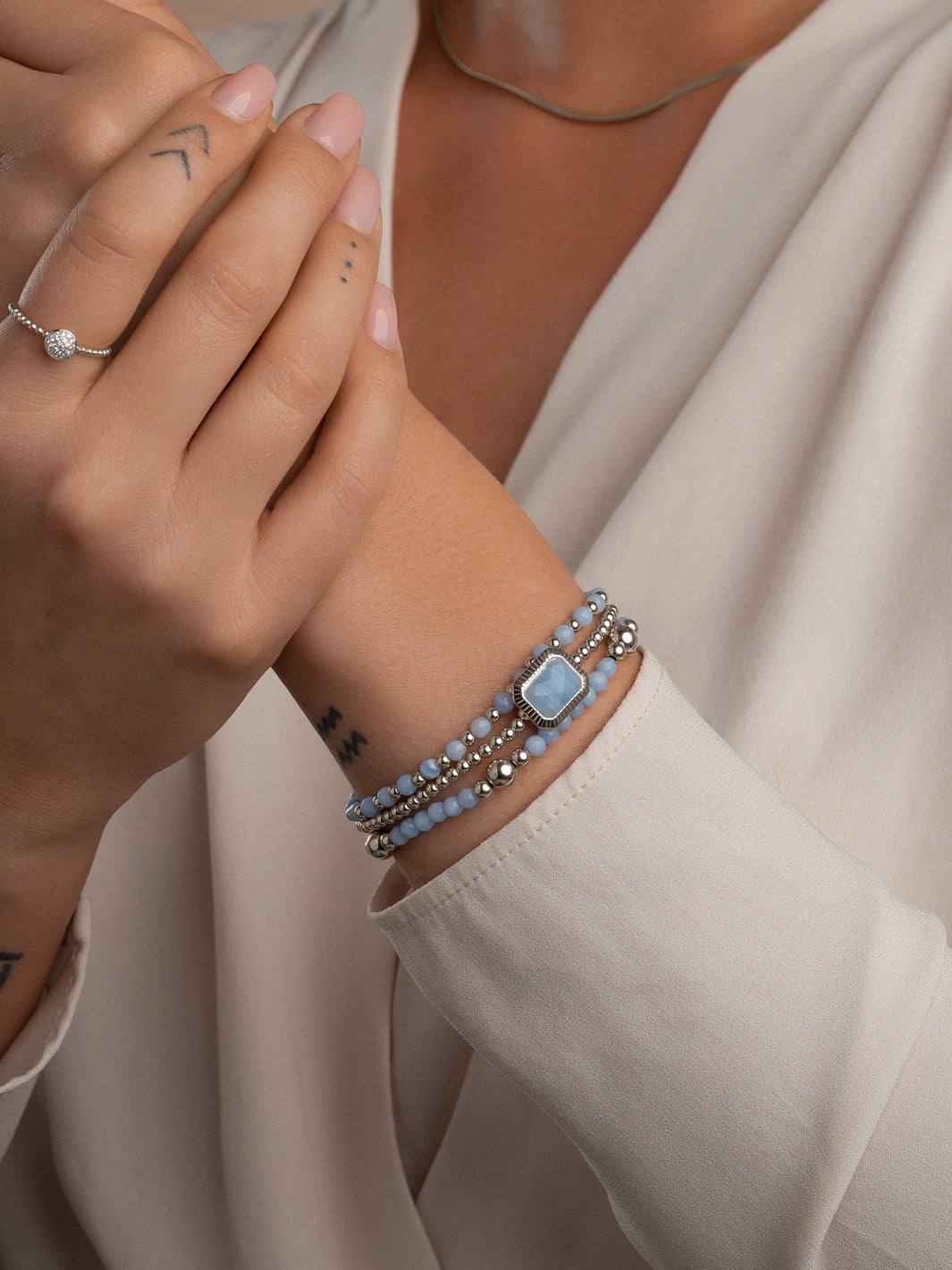 zilveren armbanden voor vrouwen versierd met een Blue Lace Agate edelsteen