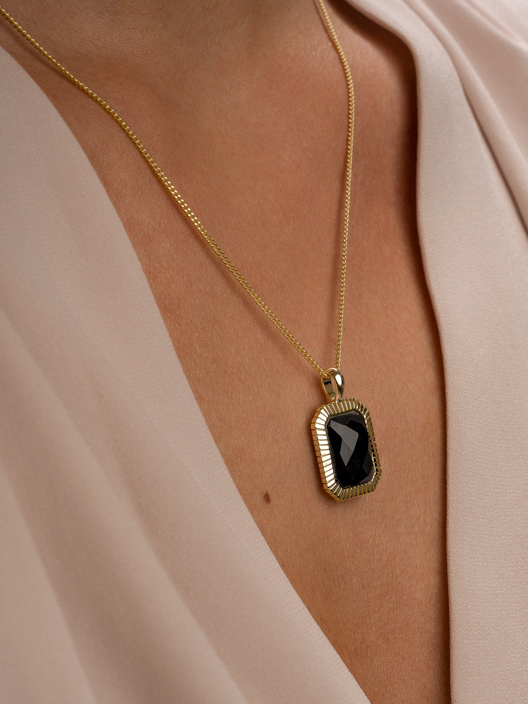Gouden amulet met Onyx edelsten aan gourmet ketting Sparkling Jewels