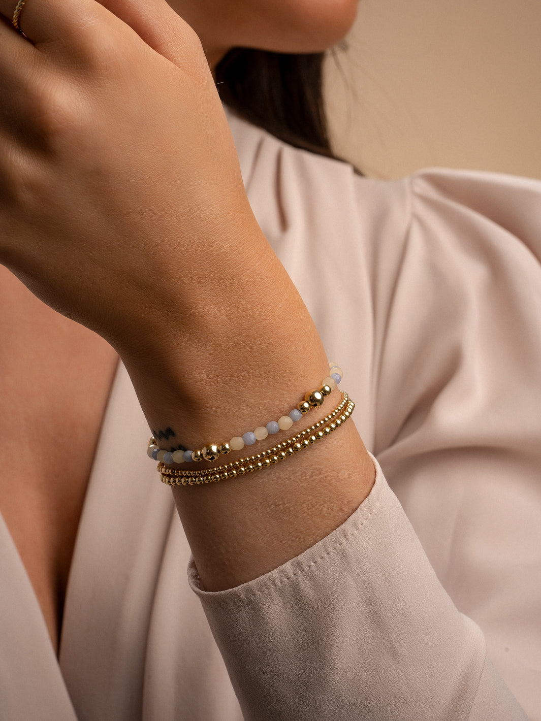 Sparkling armbanden set met gouden kralen en edelsteen kralen beige agaat en blue lace agaat