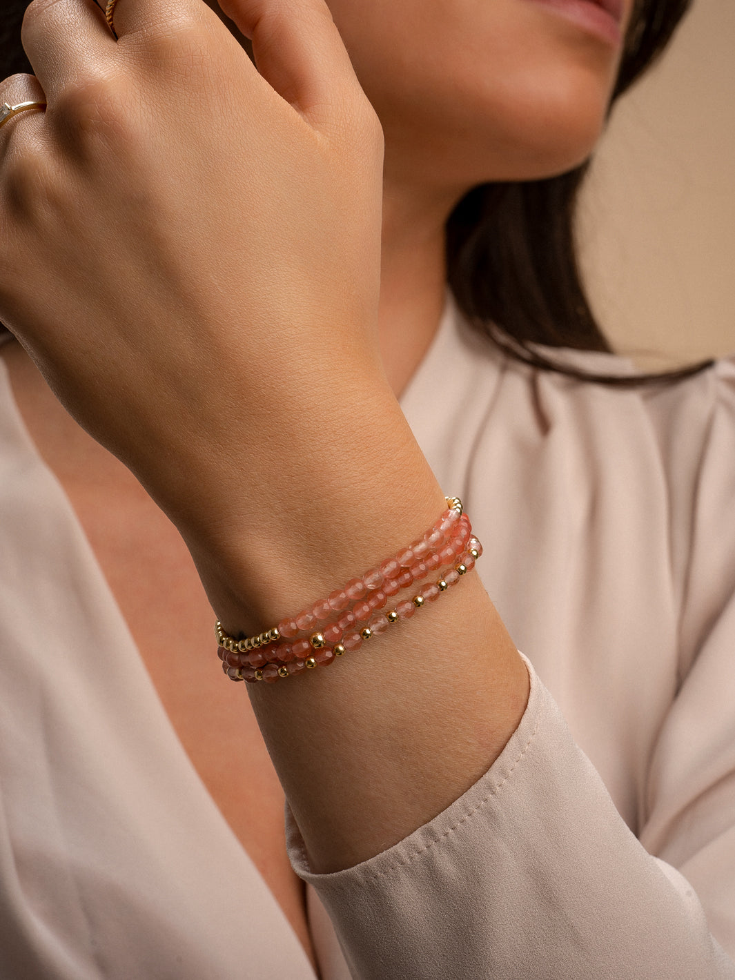 Gouden armbanden set met edelsteen kralen Cherry quartz