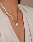 goudkleurig collier met roze edelsteenhanger 