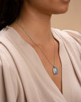 Vrouw met zilveren baguette pendant blue lace agate edelsteen aan gourmette-ketting 