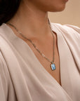 Vrouw met zilveren baguette pendant blue lace agate edelsteen aan paperclip schakelketting Sparkling 