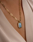 long link ketting met gouden amulet blue lace agate Sparkling Jewels 