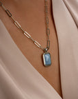 Blue Lace Agate pendant gedragen aan een zilveren paperclip schakelketting Sparkling Jewels 