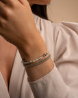 Zilveren armbanden stack gedragen om een vrouwen pols met beige agaat edelsteen en blue lace agaat 