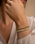 Pols met armbanden stack kleur beige agaat met gouden kralen 