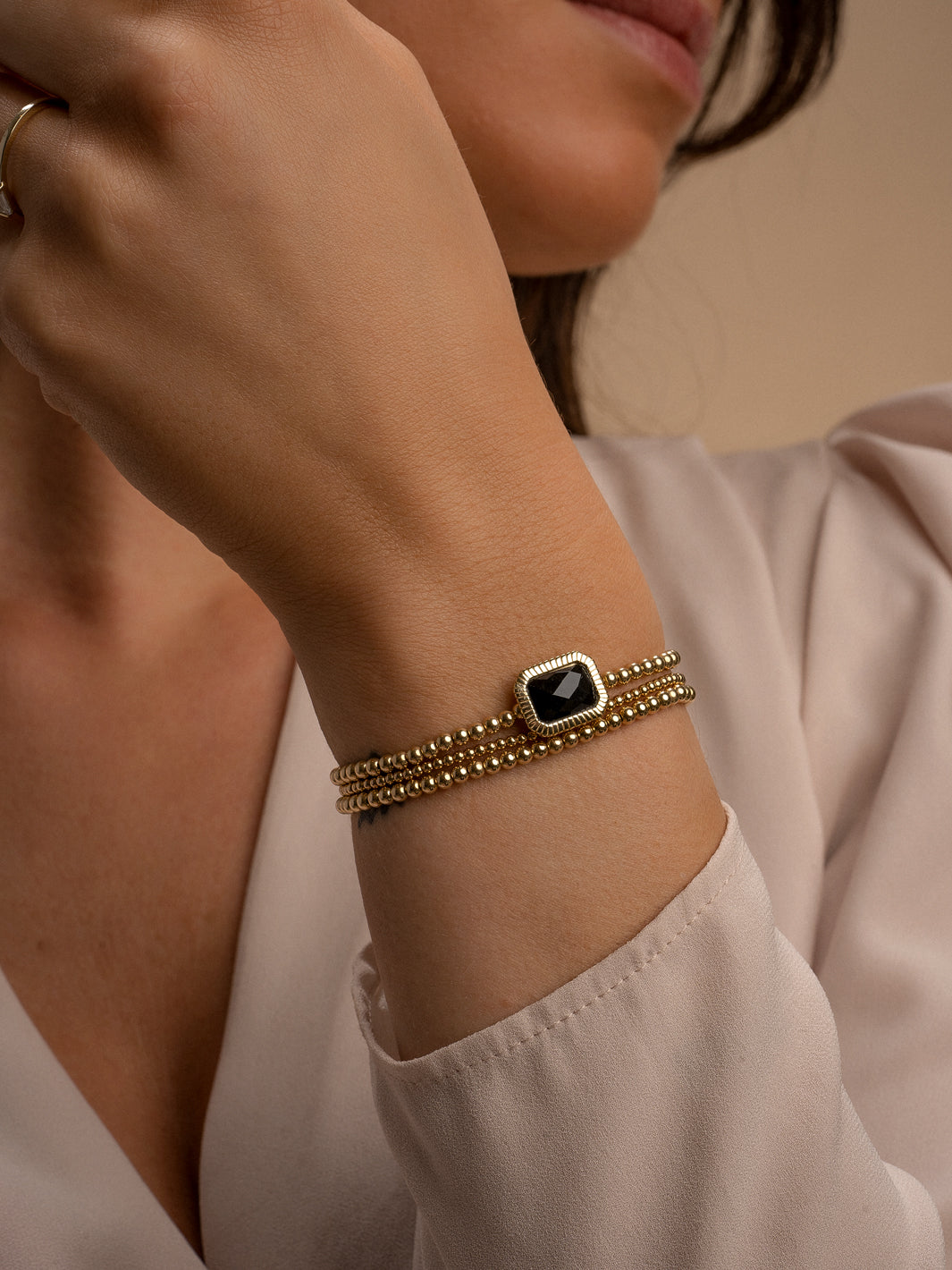Onyx armband met goudkleurige kralen 