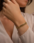 Vrouwen pols met kralen armband en 9 karaat gouden ringen van Sparkling Jewels 